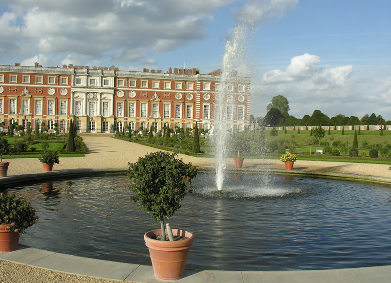 Hampton-Court-Palace-River-Thames--800x580.jpg