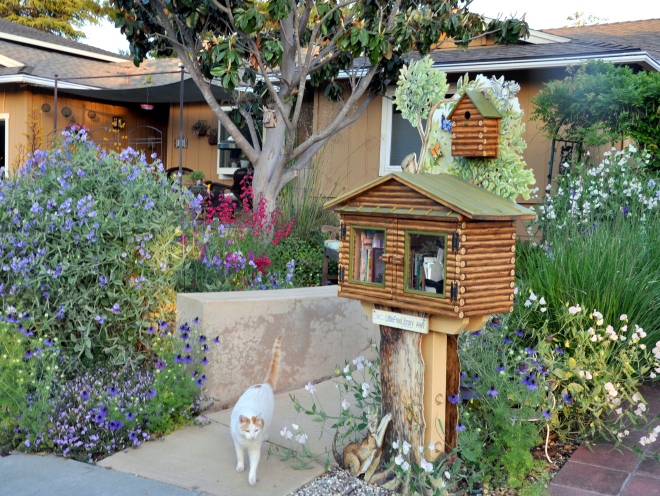 little-free-library-mouse-sweet-peas-may-2018.jpg