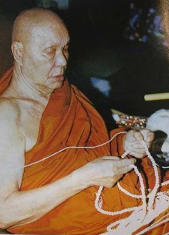 Luang-Por-Uttama-Praying-and-Meditating-with-Rosary.jpg
